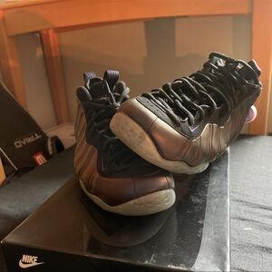 Nike Men's Black and Dark Purple Sneakers